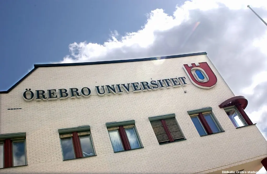 Vit tegelbyggnad med en skylt: "Örebro universitet".