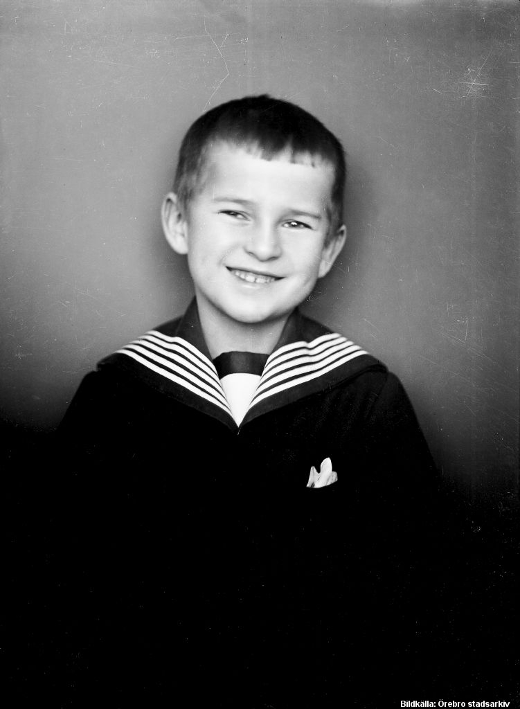 Porträttfoto på leende barn i sjömanskostym.