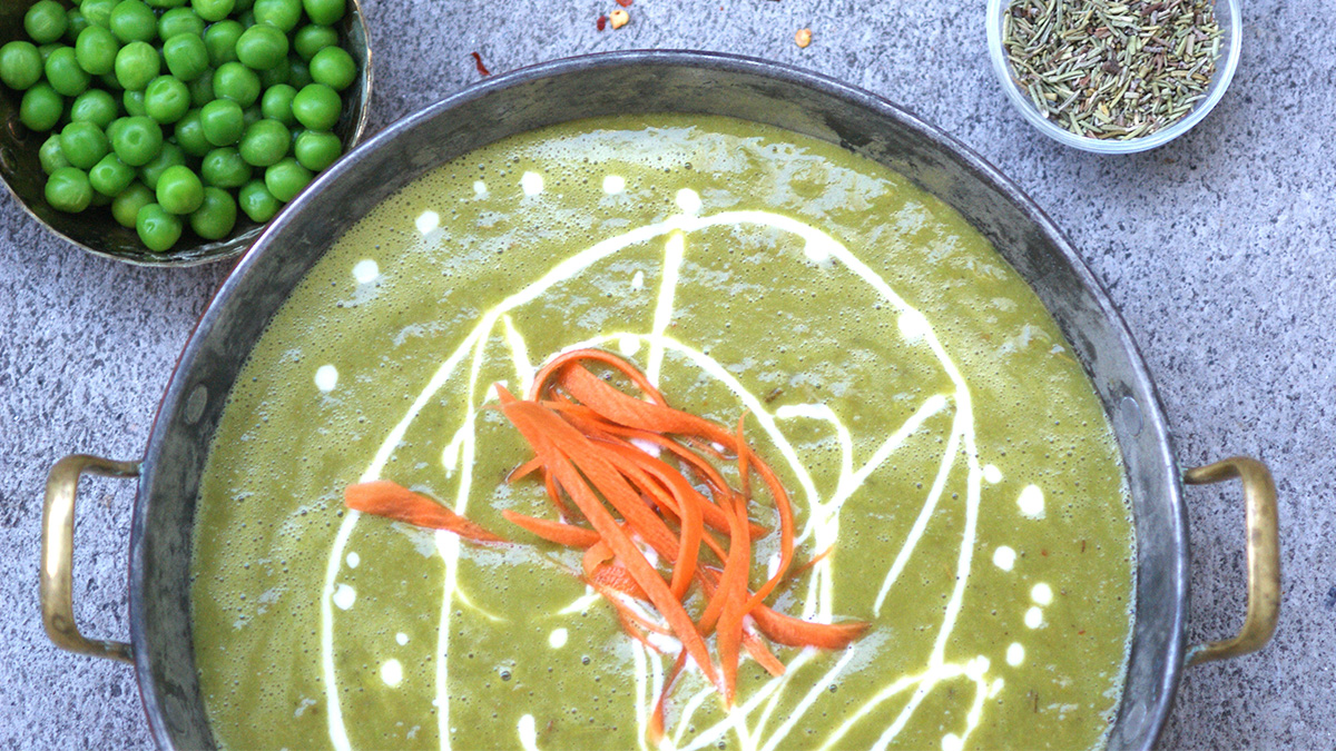 Gryta med grön soppa och hylvade morötter samt yoghurt som topping.