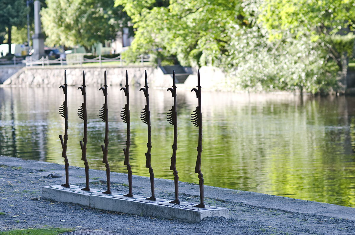 Vid vattenkanten till Svartån står en staty av sju stycken spjut.