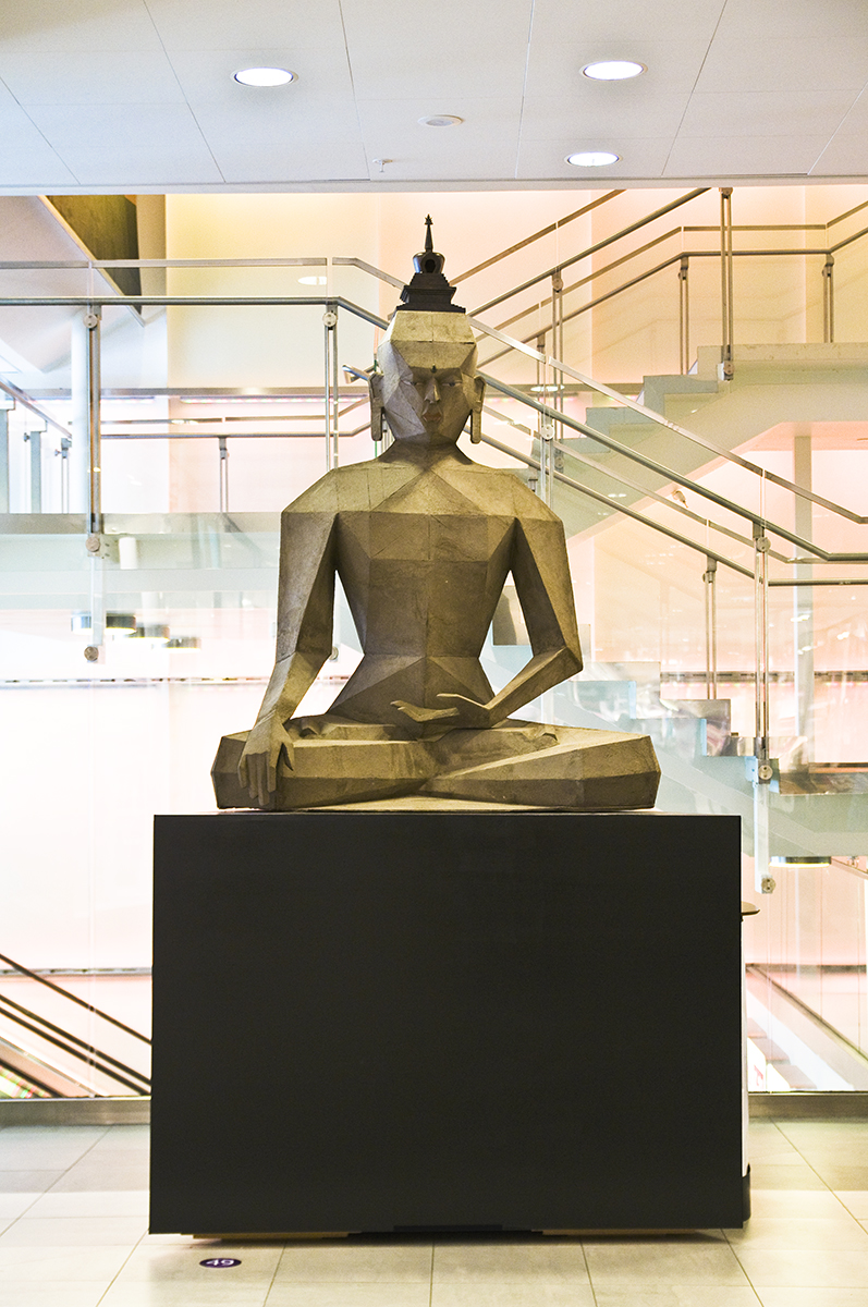 Denna Buddha är gjord av smuts och sitter på en svart piedestal inne i Krämaren.