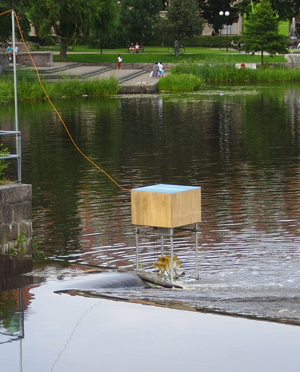 I Svartån framför Slottet där vattnet är strömt står en energi maskin med ett hjul som rör sig med vattnet. 