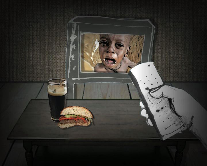 En animation av en tecknad TV som visar ett riktigt fotografi på ett barn. På ett tecknat bord står ett riktigt glas med dryck och en halväten burgare. Resten av konstverket är tecknat så som en hand som håller i en fjärrkontroll. 