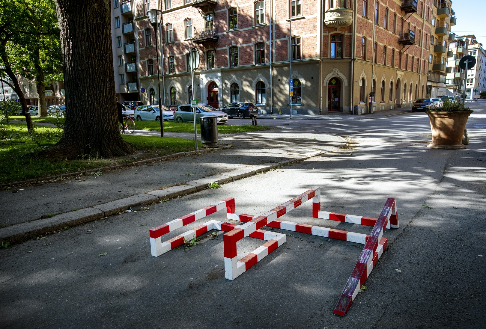 White and red-striped art stand on the asphalt with three ramps that you can skateboard on.