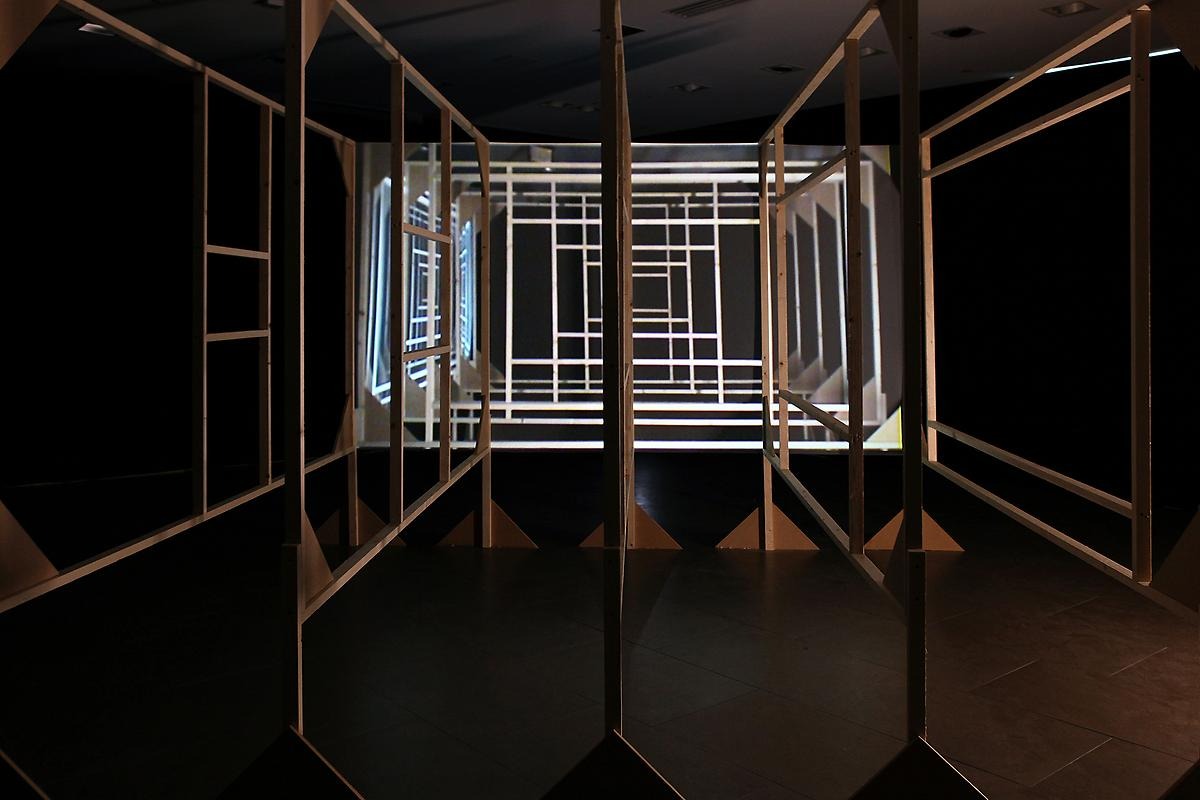 I ett mörkt rum står en installation av fem väggar placerade parallellt med, och på samma avstånd från varandra. Väggarna ser ut som ramar med ett rektangulärt hål i mitten där atmosfären i rummet, istället för duken, är inramad.