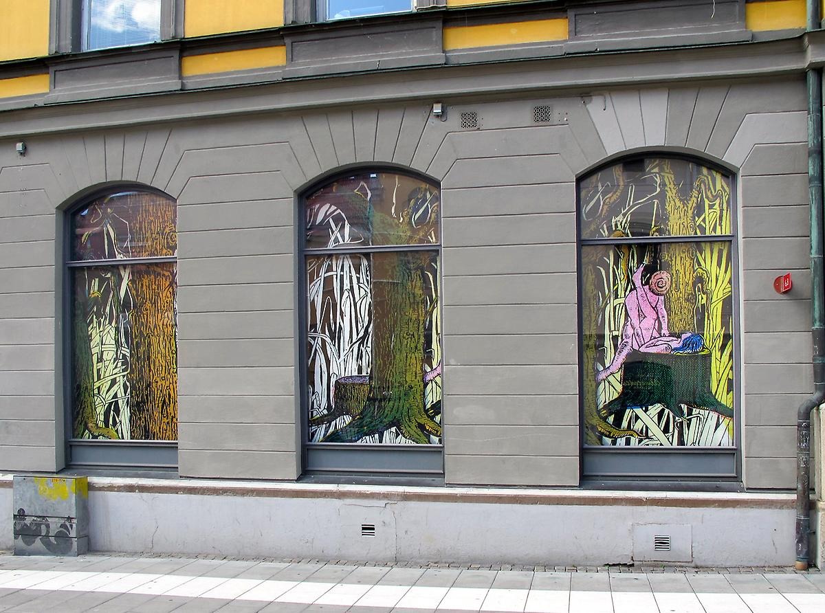 Tre fönster bredvid varandra har blivit utsmyckade med målningar från naturen.