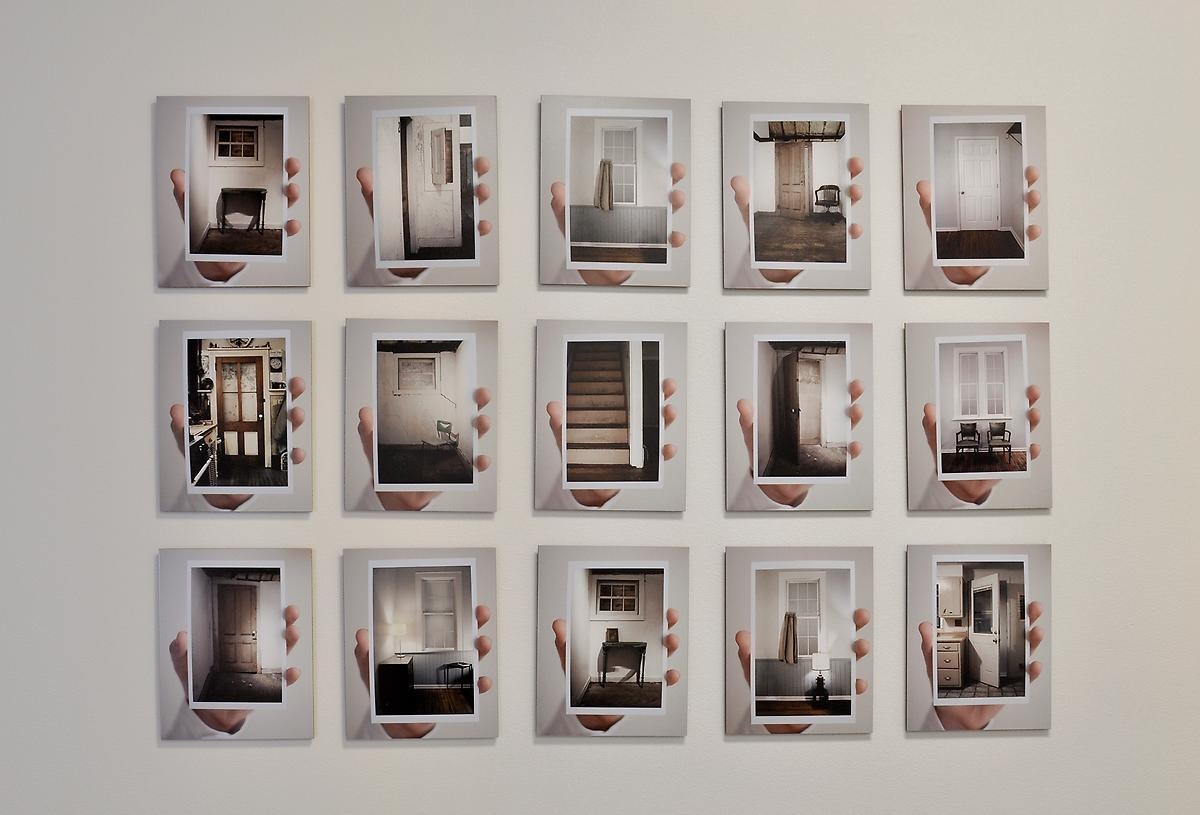 En bild serie med 15 olika bilder. På varje bild håller en hand upp en polaroidbild som föreställer möbler och olika platser i ett hus. 