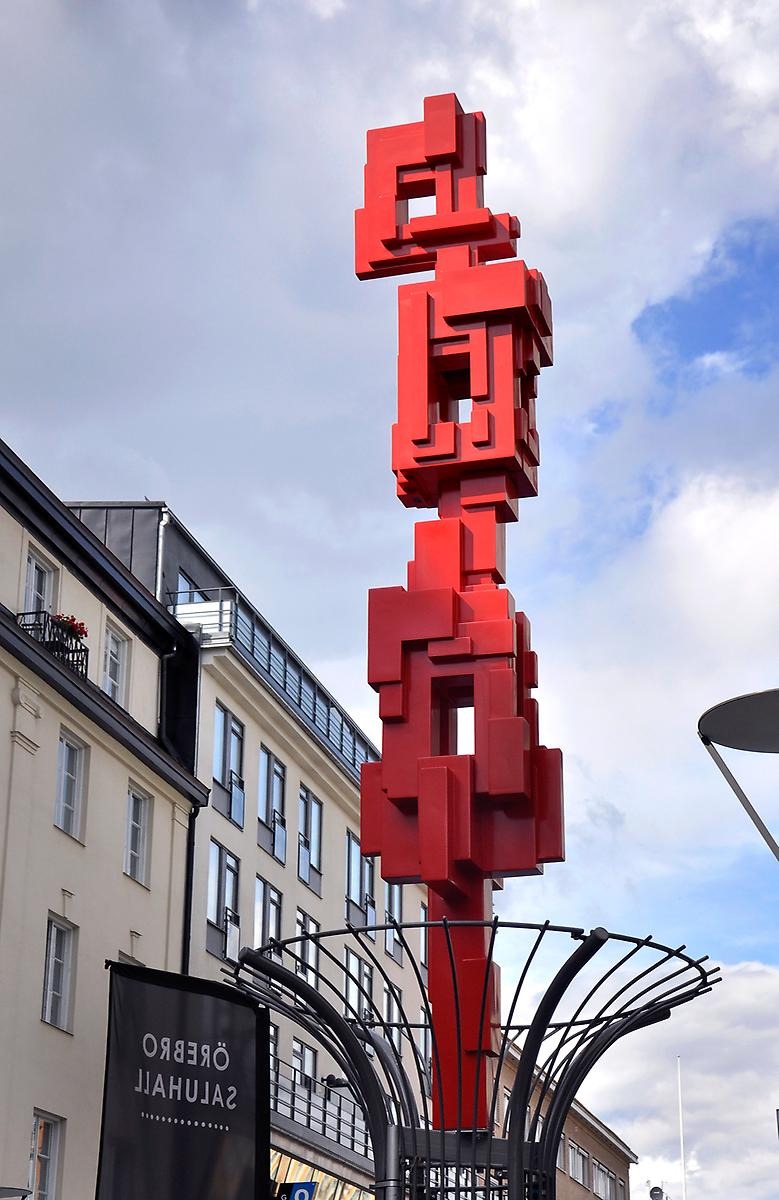 Utanför Örebros Saluhall sträcker sig en röd skulptur upp mot skyn. Skulpturen består av bokstäverna P,O,I,N och T. De röda bokstäverna är staplade på varandra och sammanfogade så det bildar ordet POINT.