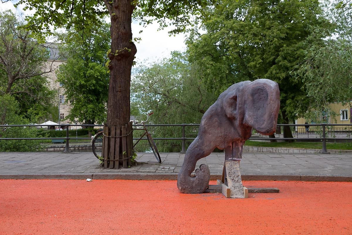 På en orangegata står en skulptur av ett elefant huvud placerat så besökarna själva kan gestalta kroppen. 