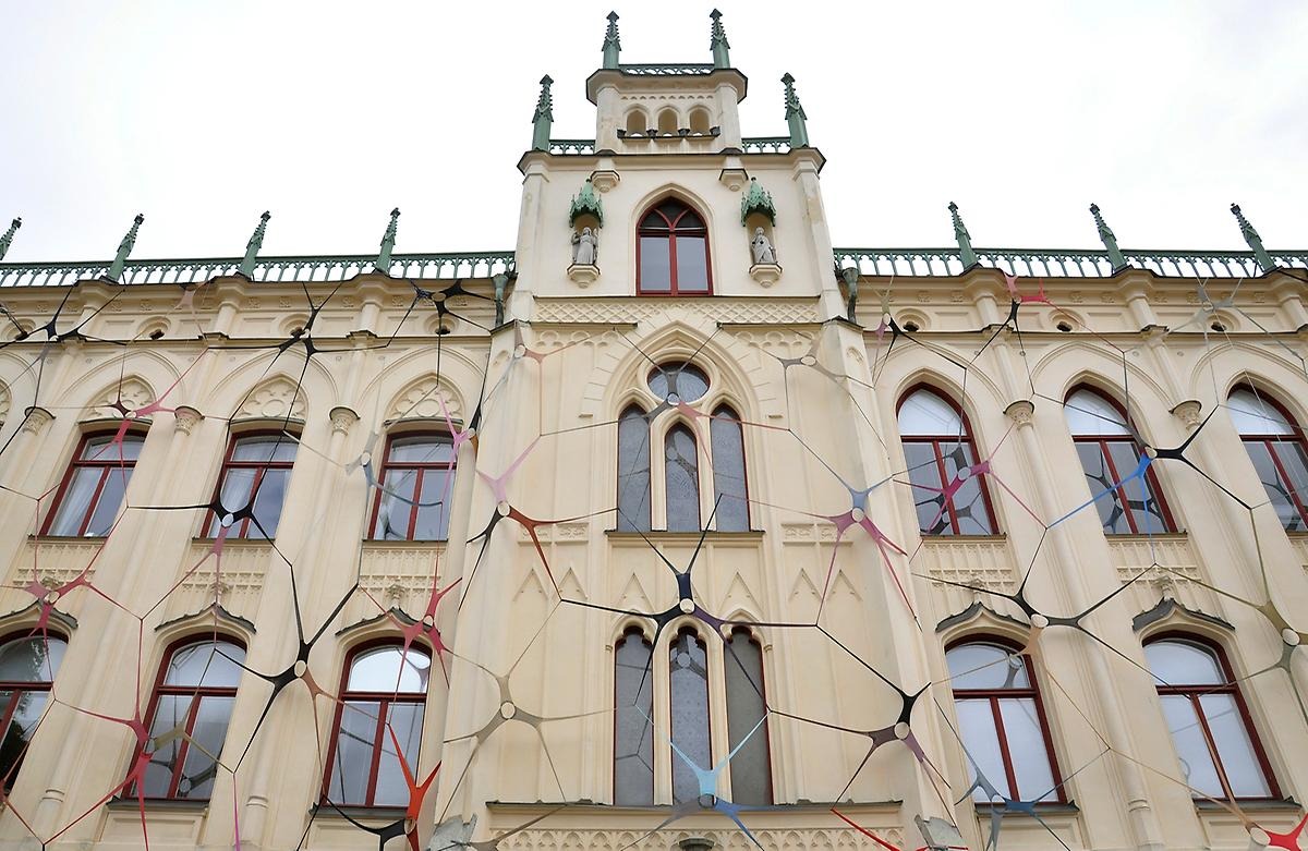Örebros vackra Rådhus har fått en utsmyckning av 500 stycken färgglada nylonstrumpbyxor som täcker hela fasaden.