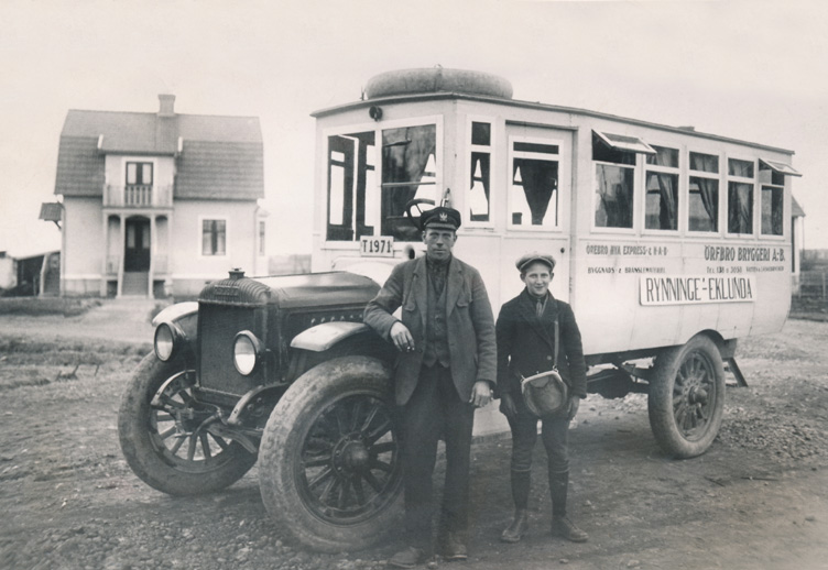 Buss på linjen Rynninge-Eklunda, 1925. Okänd fotograf.