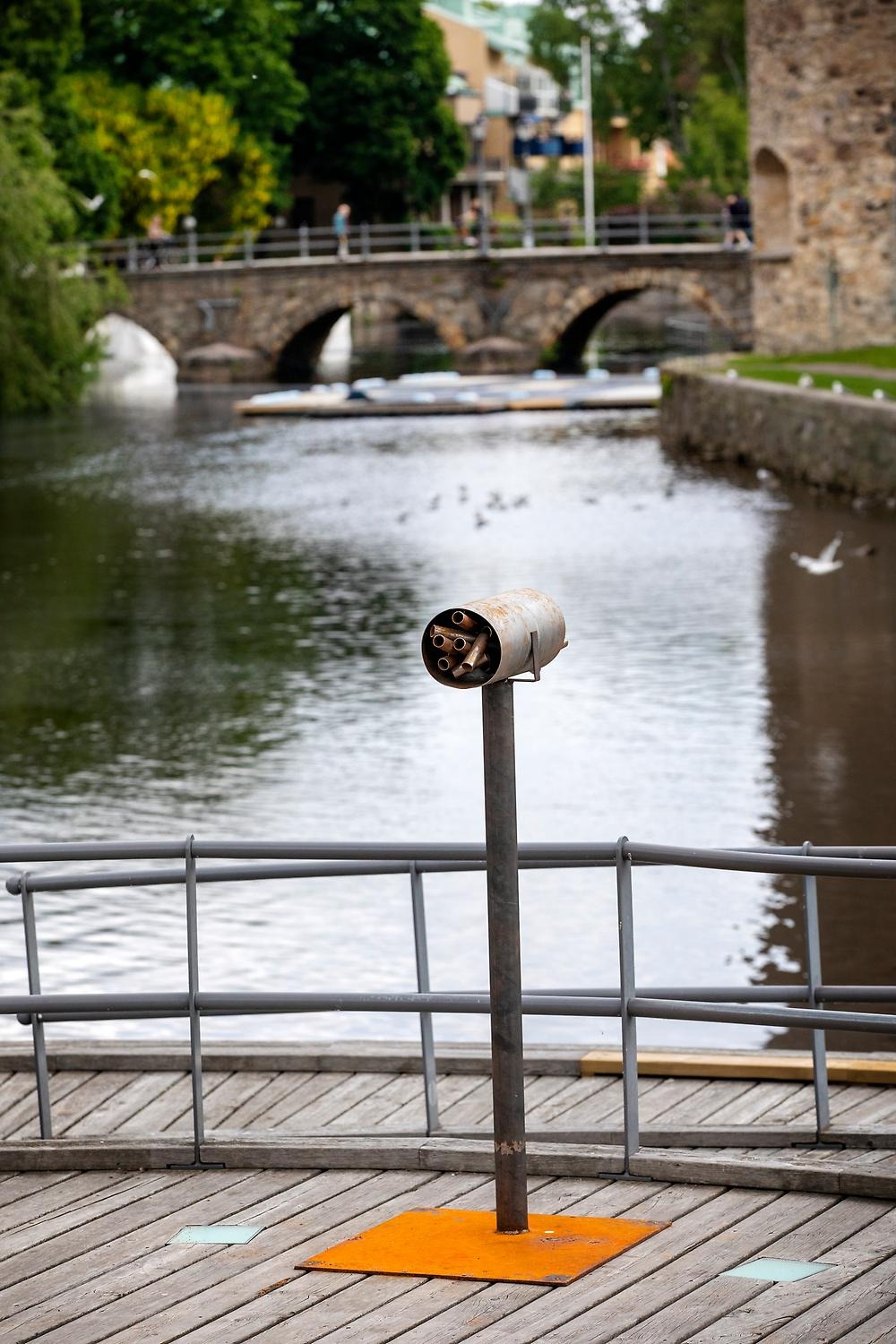 A metal sculpture is placed on the piers along Storgatan, in front of Örebro Castle. The sculpture consists of metal tubes welded together and resembles a large pair of binoculars which looks out over the water and the castle.