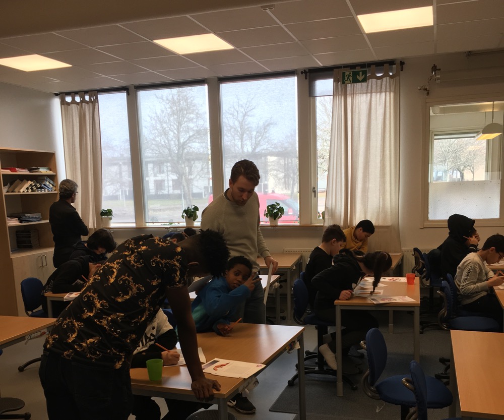 Elever och personal på Hagaskolan arbetar i klassrummet.